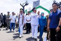 Kedatangan Gubernur Kalteng Agustiar Sabran bersama Wakil Gubernur Edy Pratowo disambut penuh antusias oleh ratusan masyarakat dari berbagai kalangan di Kota Palangka Raya, Selasa (4/3/2025). (Foto: ANTARA/M Arif Hidayat)