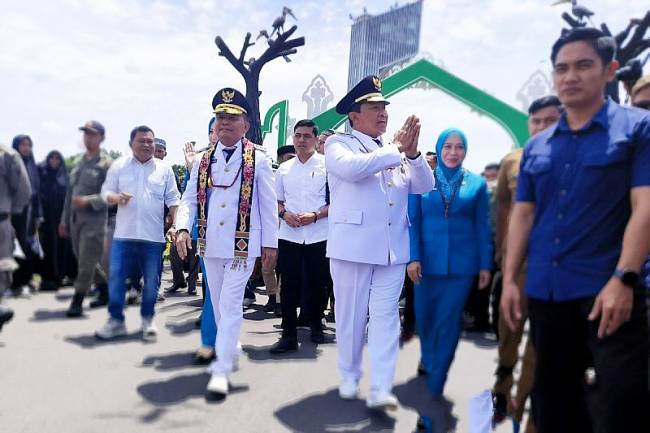 Kedatangan Gubernur Kalteng Agustiar Sabran bersama Wakil Gubernur Edy Pratowo disambut penuh antusias oleh ratusan masyarakat dari berbagai kalangan di Kota Palangka Raya, Selasa (4/3/2025). (Foto: ANTARA/M Arif Hidayat)