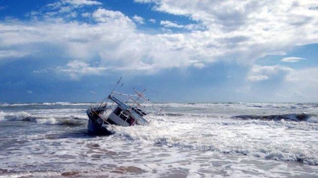 Foto Ilustrasi kapal karam akibat gelombang tinggi. Badan Meteorologi, Klimatologi, dan Geofisika (BMKG) Kalsel mengeluarkan peringatan dini terkait potensi gelombang tinggi 2,5 meter di wilayah perairan Kalimantan Selatan. (Foto: Pixabay.com/LaughingRaven)