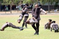 Foto Ilustrasi - Sejumlah siswa SMA Taruna melakukan atraksi saat pembaretan di markas Brigade Infanteri Mekanis 16/Wira Yudha, Kota Kediri, Jawa Timur. Gubernur Kaltim Rudy Mas'ud mengungkapkan bahwa inisiatif membangun SMA Taruna di Benua Etam merupakan upaya untuk mempersiapkan pemuda lokal agar mampu bersaing secara global. (Foto: ANTARA/Prasetia F)