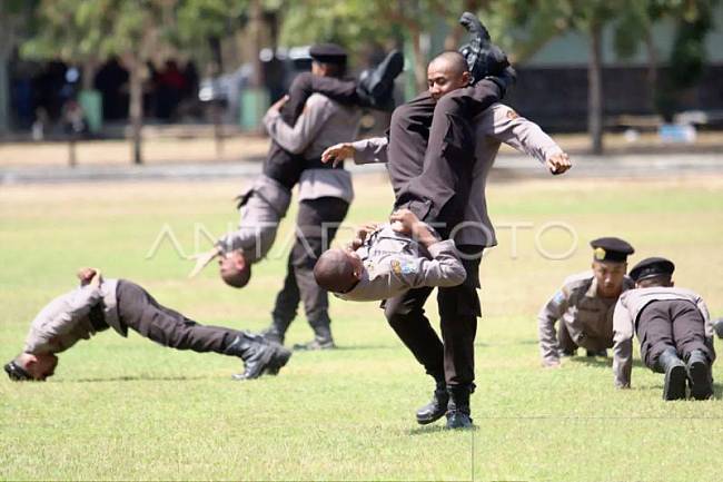 Foto Ilustrasi - Sejumlah siswa SMA Taruna melakukan atraksi saat pembaretan di markas Brigade Infanteri Mekanis 16/Wira Yudha, Kota Kediri, Jawa Timur. Gubernur Kaltim Rudy Mas'ud mengungkapkan bahwa inisiatif membangun SMA Taruna di Benua Etam merupakan upaya untuk mempersiapkan pemuda lokal agar mampu bersaing secara global. (Foto: ANTARA/Prasetia F)