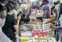 
Suasana masyarakat yang membeli jajanan di Pasar Ramadan, Jalan AIS Nasution, Kota Palangka Raya. (Foto: ANTARA/Auliya R)