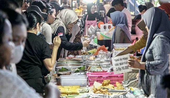 
Suasana masyarakat yang membeli jajanan di Pasar Ramadan, Jalan AIS Nasution, Kota Palangka Raya. (Foto: ANTARA/Auliya R)