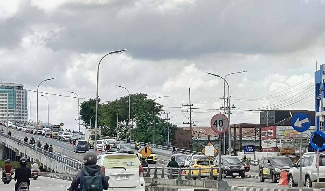 Suasana lalu lintas di Jembatan Mahakam Kota IV yang menghubungkan Jalan Slamet Riyadi menyebrangi sungai Mahakam menuju Jalan APT Pranoto, Samarinda, Kaltim. (Foto: ANTARA/A Rifandi)