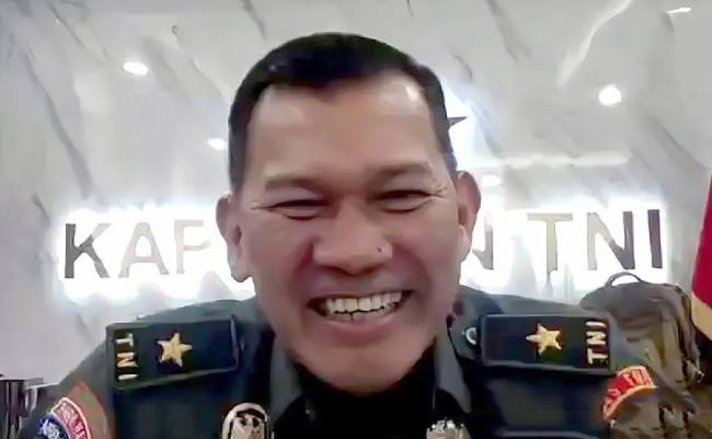 
Tangkapan layar - Kapuspen TNI Brigjen TNI Kristomei Sianturi dalam webinar yang disaksikan dari Jakarta, Selasa (25/3/2025). (Foto: ANTARA/Rio Feisal)