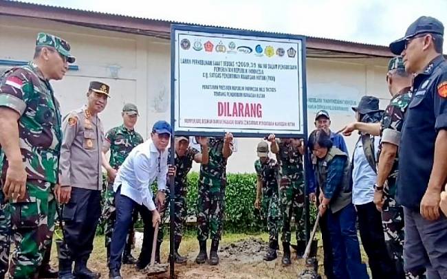 Kepala Staf Umum (Kasum) Letjen TNI Richard Tampubolon mengawal penertiban kawasan hutan di Kabupaten Kotawaringin Timur, (18/3/2025). (Foto: ANTARA/Devita Maulina)