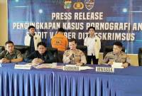 Jajaran Polda Kaltara dipimpin Kabid Humas Kombes Pol Budi Rachmat (dua dari kanan) memberi keterangan pers kepada awak media di Mapolda Kaltara di Tanjung Selor, Kabupaten Bulungan, Kalimantan Utara, Selasa (18/3/2025) petang. (Foto: ANTARA/Muhammad Arfan)