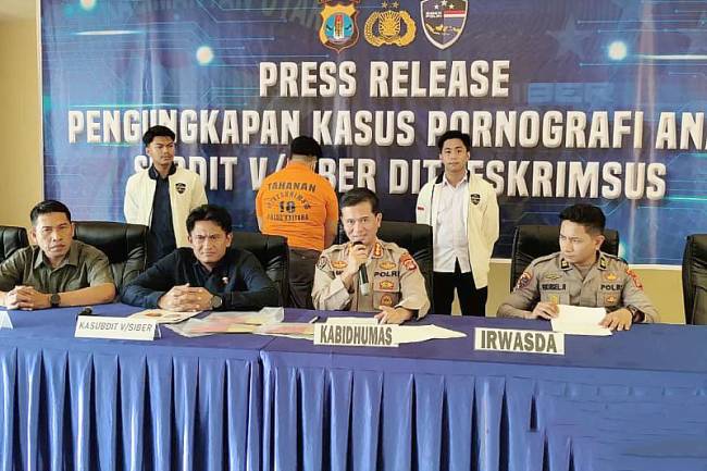 Jajaran Polda Kaltara dipimpin Kabid Humas Kombes Pol Budi Rachmat (dua dari kanan) memberi keterangan pers kepada awak media di Mapolda Kaltara di Tanjung Selor, Kabupaten Bulungan, Kalimantan Utara, Selasa (18/3/2025) petang. (Foto: ANTARA/Muhammad Arfan)