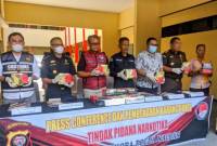 Konfrensi pers penangkapan pelaku pengedaran Sabu di perbatasan Kalbar yang dilaksanakan di halaman Mapolda Kalbar, Kamis (13/3/2025). (Foto: ANTARA/HO-Daniel)