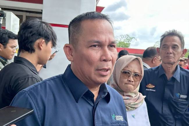 Direktur Jenderal Perlindungan Konsumen dan Tertib Niaga (Dirjen PKTN) Kementerian Perdagangan Moga Simatupang ditemui usai ekspose SPBU yang melanggar aturan di Kabupaten Bogor, Jawa Barat, Rabu (19/3/2025). (Foto: ANTARA/Maria C Galuh)