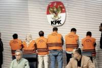 Enam tersangka kasus korupsi suap proyek Kabupaten Ogan Komering Ulu dihadirkan saat konferensi pers di Gedung Merah Putih KPK, Jakarta, Minggu (16/3/2025). (Foto: ANTARA/Bagus AR)