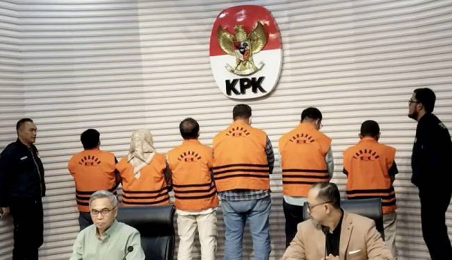 Enam tersangka kasus korupsi suap proyek Kabupaten Ogan Komering Ulu dihadirkan saat konferensi pers di Gedung Merah Putih KPK, Jakarta, Minggu (16/3/2025). (Foto: ANTARA/Bagus AR)