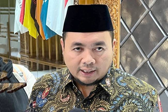 
Ketua KPU RI Mochammad Afifuddin saat memberikan keterangan kepada awak media di Kantor KPU RI, Jakarta, Jumat (14/3/2025). (Foto: ANTARA/Narda MS)