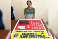 Terduga pelaku JF beserta barang bukti pada saat berhasil diamankan di Mapolresta Palangka Raya. (Foto: ANTARA/HO-Humas Polresta Palangka Raya)