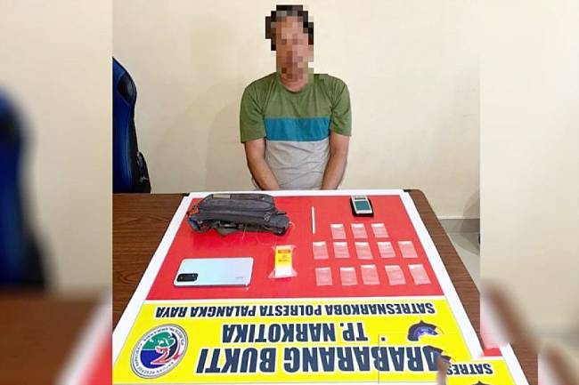 Terduga pelaku JF beserta barang bukti pada saat berhasil diamankan di Mapolresta Palangka Raya. (Foto: ANTARA/HO-Humas Polresta Palangka Raya)