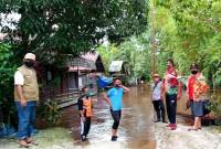 Sejumlah personel BPBD Palangka Raya bersama pegawai Kelurahan Marang memantau debit air sungai yang meluap ke permukiman warga, Sabtu, (3/4/2021). (Foto: Dokumentasi ANTARA)