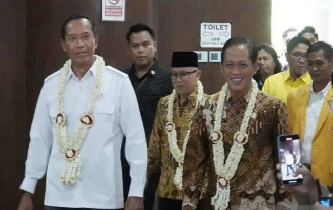 Menteri Lingkungan Hidup Hanif Faisol Nurofiq (kanan) bersama Wakil Menteri Pendidikan Tinggi, Sains dan Teknologi Prof Fauzan dan Wakil Menteri Pendidikan Dasar dan Menengah Prof Atip Latipulhayat