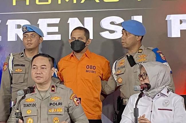Karopenmas Divisi Humas Polri Brigjen Pol Trunoyudo Wisnu Andiko (kiri depan) bersama anggota Kompolnas Ida Oetari Poernamasasi (kanan depan) menggelar konferensi pers kasus hukum AKBP Fajar Widyadharma Lukman Sumaatmaja (tengah) di Divisi Humas Polri, Jakarta, Kamis, (13/3/2025). (Foto: ANTARA/Fath PM)