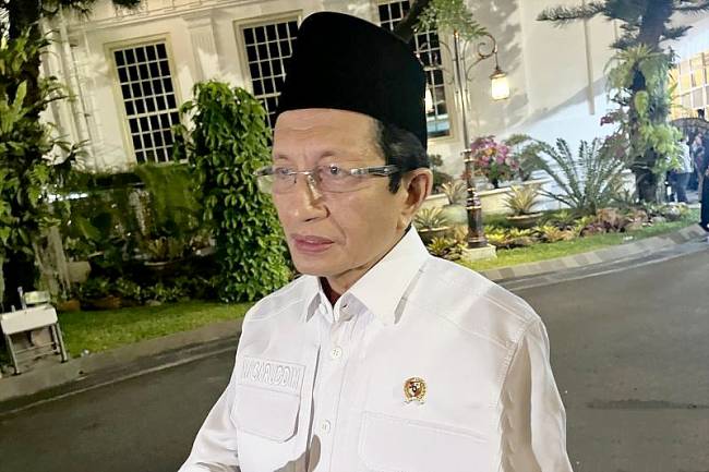 Menteri Agama (Menag) Nasaruddin Umar menjawab pertanyaan wartawan saat dia ditemui di Kompleks Istana Kepresidenan, Jakarta, Jumat (21/3/2025). (Foto: ANTARA/Fathur Rochman)