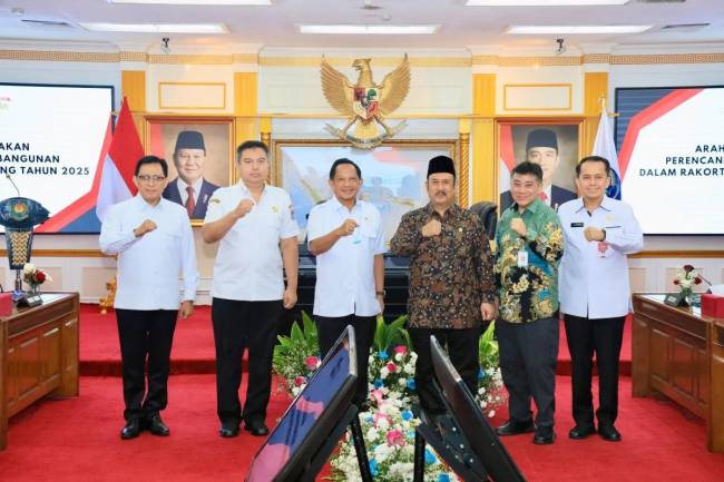 Menteri Dalam Negeri Muhammad Tito Karnavian (ketiga dari kiri) usai menghadiri Rakortekrenbang 2025 di Kantor Kemendagri, Jakarta, Rabu (12/3/2025). (Foto: ANTARA/HO-Puspen Kemendagri)