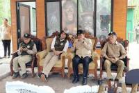 Menhut Raja Juli Antoni (dua dari kiri) berbincang dengan Wakil Gubernur Kalimantan Tengah Edy Pratowo (dua kanan) di sela peresmian fasilitas Nyaru Menteng baru di Kota Palangka Raya, Kamis (20/3/2025). (Foto: ANTARA/M Arif Hidayat)