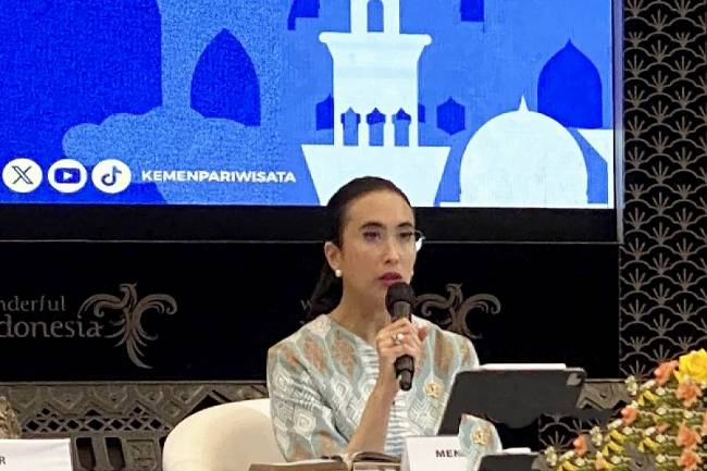 Menteri Pariwisata Widiyanti Putri Wardhana menekankan destinasi wisata harus mematuhi aturan dan perizinan yang berlaku dalam sebuah konferensi pers di Jakarta, Rabu (19/3/2025). (Foto: ANTARA/Hreeloita Dharma S)
