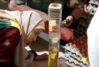 Tim Satgas Pangan Kalimantan Timur saat mengecek takaran produk minyak goreng di sejumlah kios yang di Kota Balikpapan. (Foto: Antara/Diskominfo Kaltim)