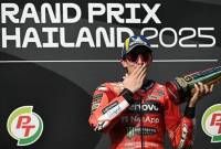 
Marc Marquez selebrasi usai juara MotoGP Thailand 2025. (Foto: AFP/LILLIAN SUWANRUMPHA)