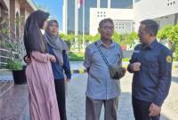 Agung Hari Andoko (tangah) dan istrinya Rose Kurnia Sari didampingi tim KJRI Jeddah dijadwalkan bertemu dengan Fabian R Respati, korban kecelakaan bus umrah yang terjadi pada Kamis (20/3/2025). (Foto: KJRI Jeddah)