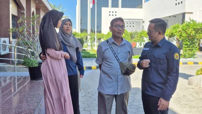 Agung Hari Andoko (tangah) dan istrinya Rose Kurnia Sari didampingi tim KJRI Jeddah dijadwalkan bertemu dengan Fabian R Respati, korban kecelakaan bus umrah yang terjadi pada Kamis (20/3/2025). (Foto: KJRI Jeddah)