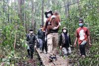 Menhut Raja Juli Antoni mengantarkan orangutan ke fasilitas sekolah hutan di Kawasan Rehabilitasi dan Konservasi Orang Utan Nyaru Menteng, Kamis (20/3/2025). (Foto: ANTARA/M Arif Hidayat)