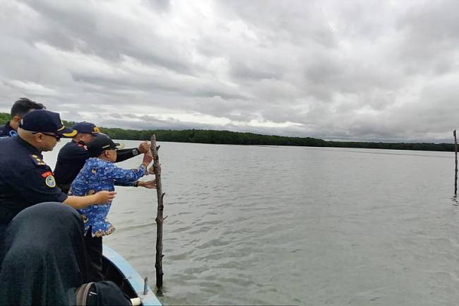 Tim Dinas Kelautan dan Perikanan Kaltim saat mencopot patok -patok laut di Bontang Kuala, Bontang, Kaltim, Senin (17/3/2025). (Foto: ANTARA/HO-Dokumentasi pribadi)
