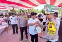 
Wakil Gubernur Kalteng Edy Pratowo menyerahkan piagam penghargaan kepada Direktur Lalu Lintas Polda Kalteng Kombes Pol RS Handoyo, saat pelepasan mudik gratis di kawasan Bundaran Besar Kota Palangka Raya, Rabu, (26/3/2025). (Foto: ANTARA/Rajib Rizali)