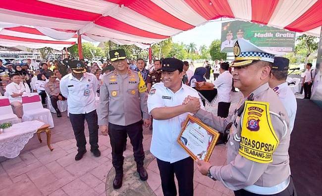 
Wakil Gubernur Kalteng Edy Pratowo menyerahkan piagam penghargaan kepada Direktur Lalu Lintas Polda Kalteng Kombes Pol RS Handoyo, saat pelepasan mudik gratis di kawasan Bundaran Besar Kota Palangka Raya, Rabu, (26/3/2025). (Foto: ANTARA/Rajib Rizali)