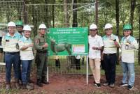 Tim pemeriksa kelayakan kandang foto bersama di Penangkaran Rusa, Desa Dahai, Kecamatan Paringin, Kabupaten Balangan, Kalsel. (Foto: ANTARA/HO-KPHP Telake)