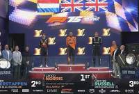 Pebalap McLaren Lando Norris (1), Max Verstappen (2), dan George Russell (3) berdiri di podium Grand Prix Australia 2025 (Foto: nine.com.au/Network 10)