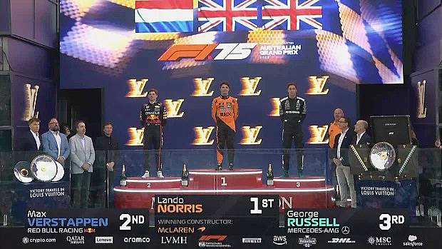 Pebalap McLaren Lando Norris (1), Max Verstappen (2), dan George Russell (3) berdiri di podium Grand Prix Australia 2025 (Foto: nine.com.au/Network 10)
