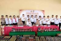 Dirreskrimum Polda Kaltara Kombes Pol Yudhistira Midyahwan (tengah depan) bersama Kabid Humas Kombes Pol. Budi Rachmat (depan kanan) dan jajaran Direktorat Reskrimum di Polda Kaltara, Senin (3/3/2025) memperlihatkan barang bukti miras berbagai kemasan yang disita sepanjang Operasi Pekat Kayan 2025. (Foto: ANTARA/HO-Polda Kaltara)