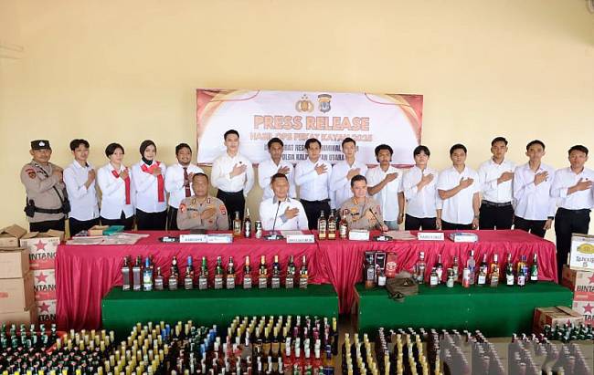 Dirreskrimum Polda Kaltara Kombes Pol Yudhistira Midyahwan (tengah depan) bersama Kabid Humas Kombes Pol. Budi Rachmat (depan kanan) dan jajaran Direktorat Reskrimum di Polda Kaltara, Senin (3/3/2025) memperlihatkan barang bukti miras berbagai kemasan yang disita sepanjang Operasi Pekat Kayan 2025. (Foto: ANTARA/HO-Polda Kaltara)