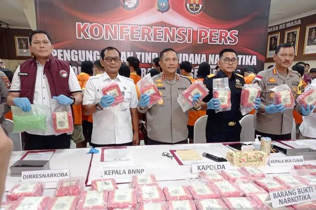 Kapolda Kepri Irjen Pol Asep Safrudin (tengah) didampingi Kepala Kantor Bea Cukai Batam Zaky Firmansyah (kanan) dan Diresnarkoba Polda Kepri Kombes Pol Anggoro Wicaksono (paling kiri) memperlihatkan barang bukti narkoba yang diseludupkan dari Malaysia melalui perairan Kepri seberat 93 kg dalam konferensi pers di Mapolda Kepri, Kota Batam, Kepulauan Riau, Rabu (26/3/2025). (Foto: ANTARA/Laily Rahmawaty)