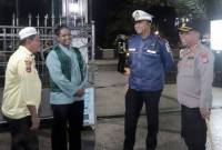 Kapolresta Banjarmasin Kombes Pol Cuncun Kurniadi didampingi Kasat Lantas AKP Edwin saat meninjau salah atau masjid untuk memastikan keamanan dan kenyamanan masyarakat dalam menjalankan ibadah di Bulan Ramadan. (Foto: ANTARA/HO-Humas Polresta Banjarmasin)