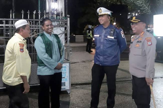 Kapolresta Banjarmasin Kombes Pol Cuncun Kurniadi didampingi Kasat Lantas AKP Edwin saat meninjau salah atau masjid untuk memastikan keamanan dan kenyamanan masyarakat dalam menjalankan ibadah di Bulan Ramadan. (Foto: ANTARA/HO-Humas Polresta Banjarmasin)