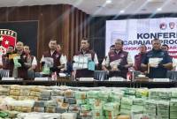 Kepala Bareskrim (Kabareskrim) Polri Komjen Pol Wahyu Widada (tengah) bersama Wakabareskrim Polri Irjen Pol Asep Edi Suheri (kedua dari kanan), Dirtipidnarkoba Bareskrim Polri Brigjen Pol Mukti Juharsa (kedua dari kiri), dan Kepala Biro Penerangan Masyarakat (Karopenmas) Divhumas Polri Brigjen Pol Trunoyudo Wisnu Andiko (kiri) menunjukkan barang bukti dalam konferensi pers capaian desk pemberantasan narkoba di Gedung Bareskrim Polri, Jakarta, Rabu (5/2/2025). (Foto: ANTARA/Nadia PR)