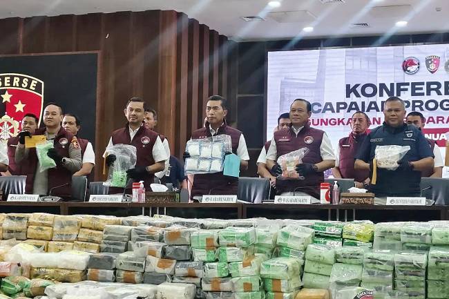 Kepala Bareskrim (Kabareskrim) Polri Komjen Pol Wahyu Widada (tengah) bersama Wakabareskrim Polri Irjen Pol Asep Edi Suheri (kedua dari kanan), Dirtipidnarkoba Bareskrim Polri Brigjen Pol Mukti Juharsa (kedua dari kiri), dan Kepala Biro Penerangan Masyarakat (Karopenmas) Divhumas Polri Brigjen Pol Trunoyudo Wisnu Andiko (kiri) menunjukkan barang bukti dalam konferensi pers capaian desk pemberantasan narkoba di Gedung Bareskrim Polri, Jakarta, Rabu (5/2/2025). (Foto: ANTARA/Nadia PR)