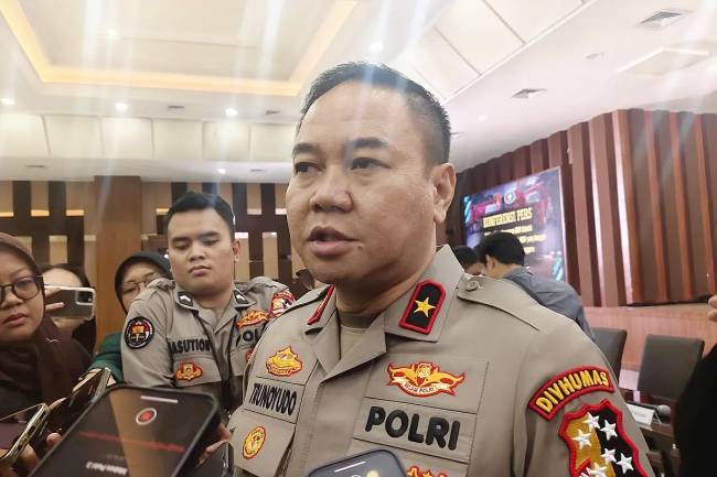 
Kepala Biro Penerangan Masyarakat (Karopenmas) Divhumas Polri Brigjen Pol Trunoyudo Wisnu Andiko berbicara dengan awak media di Gedung Bareskrim Polri, Jakarta, Senin (3/3/2025). (Foto: ANTARA/Nadia Putri R)