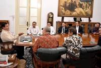 Presiden Prabowo Subianto menerima kehadiran delapan pengusaha besar di Istana Kepresidenan Jakarta pada Kamis, 6 Maret 2025. Pertemuan ini menjadi ajang diskusi strategis antara pemerintah dan dunia usaha mengenai perkembangan ekonomi nasional serta program-program utama yang tengah dijalankan. (Foto: ANTARA/HO-BPMI Setpres-Cahyo)