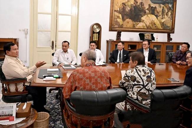 Presiden Prabowo Subianto menerima kehadiran delapan pengusaha besar di Istana Kepresidenan Jakarta pada Kamis, 6 Maret 2025. Pertemuan ini menjadi ajang diskusi strategis antara pemerintah dan dunia usaha mengenai perkembangan ekonomi nasional serta program-program utama yang tengah dijalankan. (Foto: ANTARA/HO-BPMI Setpres-Cahyo)