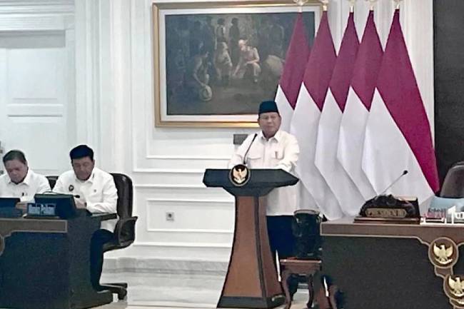 Presiden RI Prabowo Subianto (kiri) memberikan arahan-arahan kepada jajaran menteri dan wakil menteri Kabinet Merah Putih serta kepada kepala badan dalam Sidang Kabinet Paripurna di Ruang Sidang Kabinet, Kantor Presiden, Istana Kepresidenan RI, Jakarta, Jumat (21/3/2025). (Foto: ANTARA/Fathur Rochman)