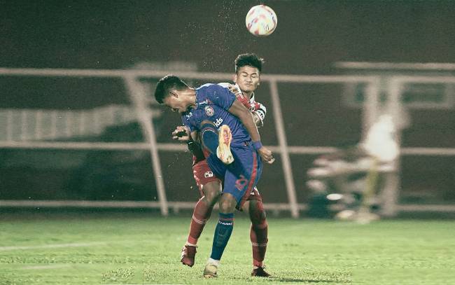 PS Barito Putera dihajar Arema FC 2-4 dalam laga pekan ke-27 Liga 1 2024/2025 di Stadion Gelora Supriyadi, Kamis (13/3/2025). (Foto: ig@psbaritoputeraofficial)
