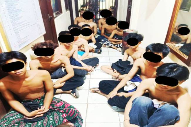 Polsek Liang Anggang mengamankan 16 remaja yang terlibat dalam aksi geng motor atau gangster di wilayah Banjarbaru, Selasa (11/3/2025). (Foto: ANTARA/HO-Humas Polres Banjarbaru)